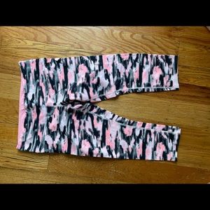 NWOT Lululemon Cropped Pink Camo Leggings